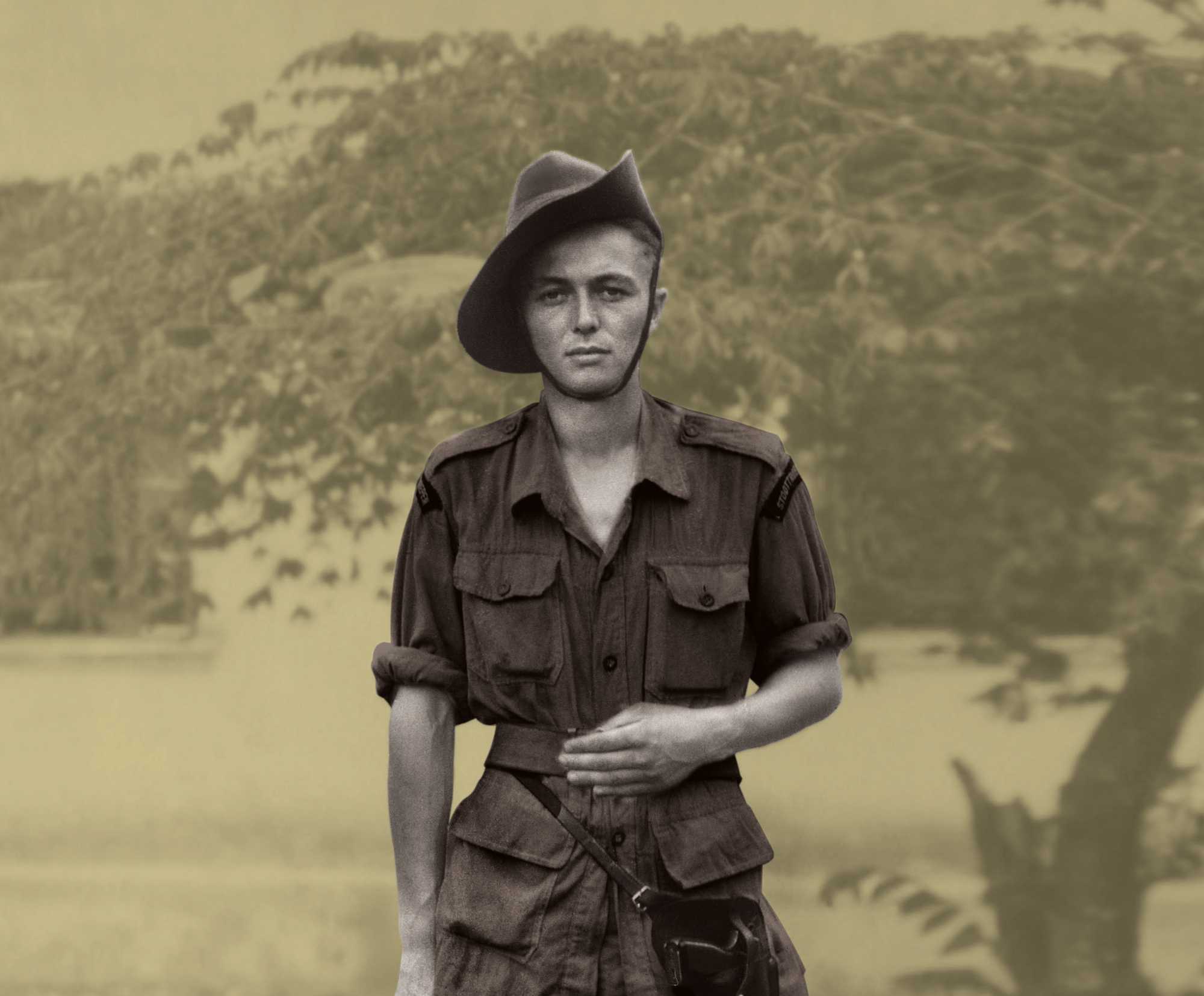 Archieffoto van een jonge militair met slappe hoed: de foto op de omslag van Thuis gelooft niemand mij